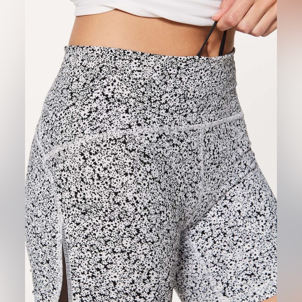 Rare Lululemon Train Times Short Ditsy Daisy‎ NWT Size 4